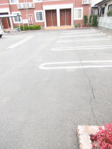 エントランス　落ち着いたエントランスです