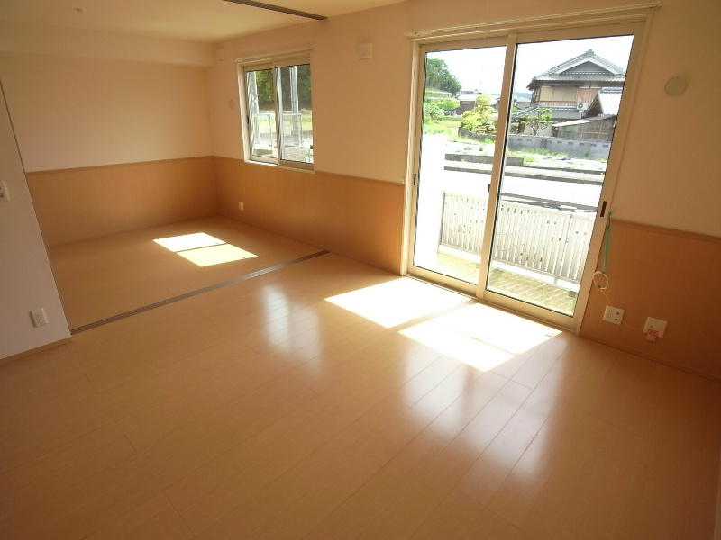 居室・リビング　日当たりの良いリビングで、ご家族で団欒のひとときを＾＾