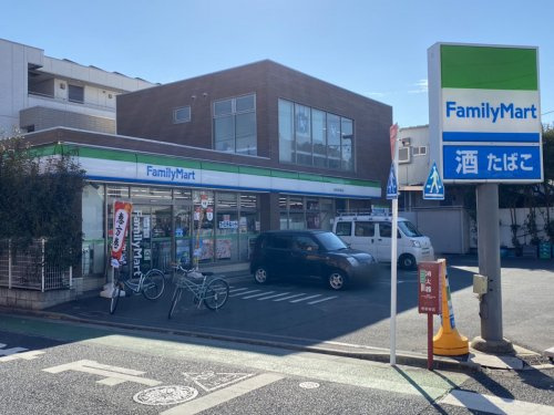 コンビニ　ファミリーマート 小浦世田谷梅丘店（コンビニ）まで136m