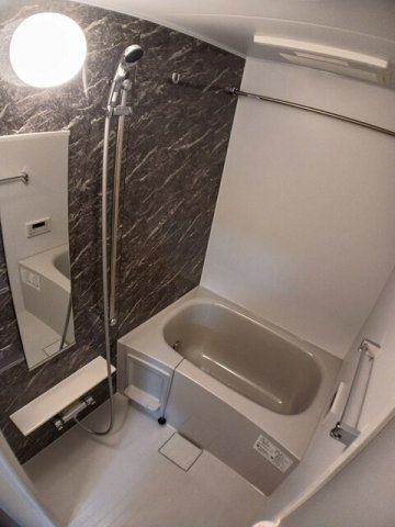 バス・シャワールーム　落ち着いた空間のお風呂です