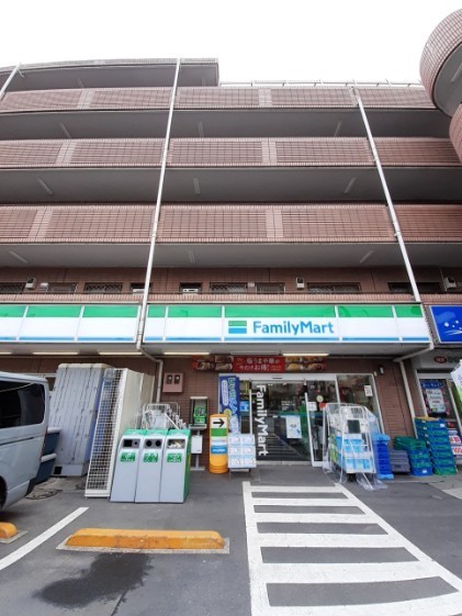 コンビニ　ファミリーマート鎌田三丁目店（コンビニ）まで410m