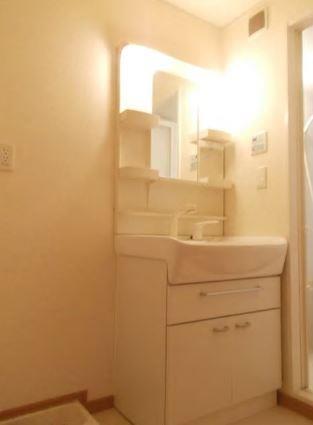 洗面設備　実際は反転間取りとなります。