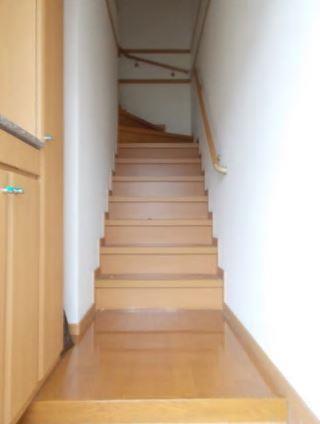 玄関　実際は反転間取りとなります。