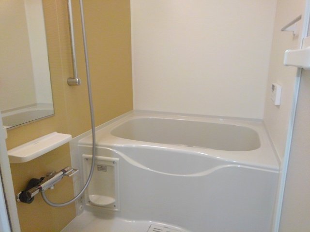 バス・シャワールーム　コンパクトで使いやすいお風呂です