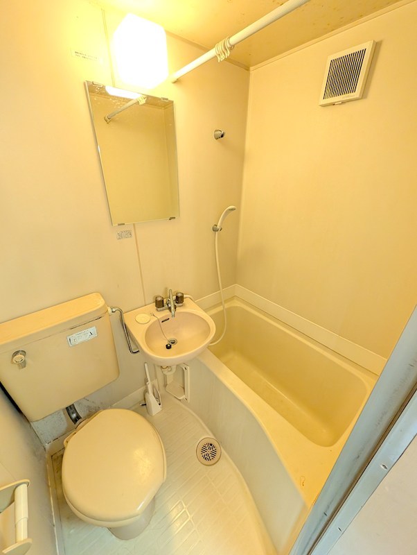 バス・シャワールーム　３点式ユニットバスでお掃除楽々