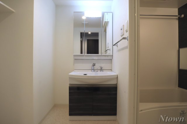 洗面設備　独立洗面化粧台が付いています