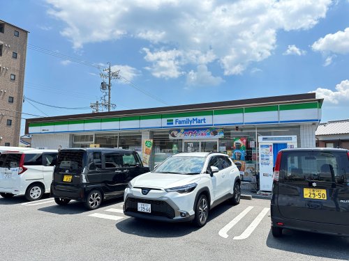 コンビニ　ファミリーマート 津栗真中山店（コンビニ）まで259m