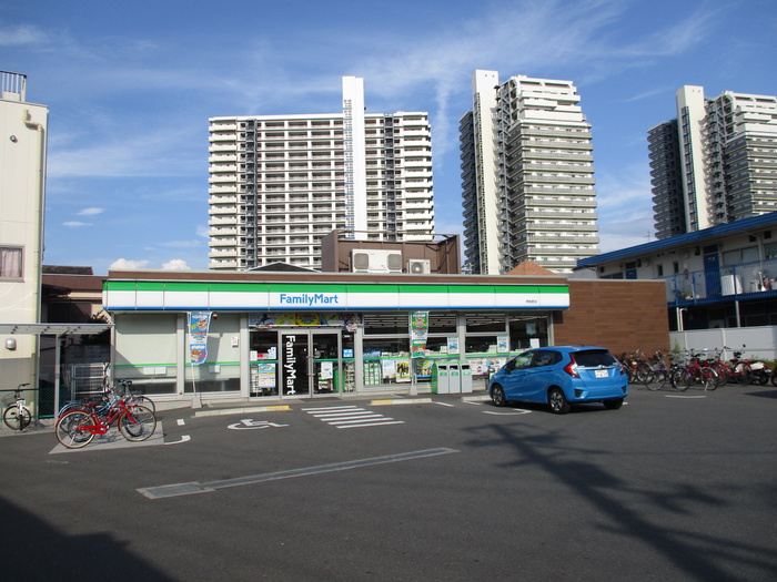 コンビニ　ファミリーマート（コンビニ）まで1030m