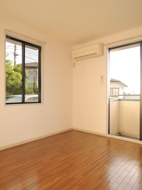 居室・リビング　風通しの良いお部屋です。