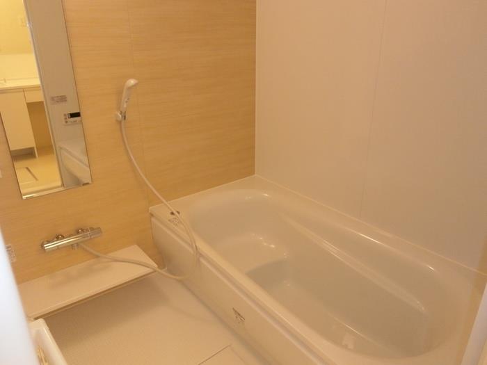 バス・シャワールーム　同タイプの別部屋の写真です