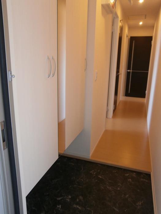 玄関　同タイプの別部屋の写真です