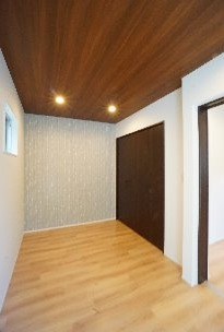 その他共有部分　4.9帖の広々洋室です