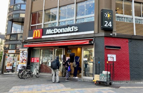 飲食店　マクドナルド 東新宿駅前店（飲食店）まで425m