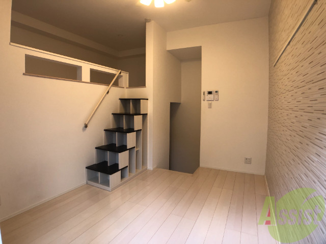 居室・リビング　ベランダ側から洋室を撮影しました。家具をどう置こうかな～。