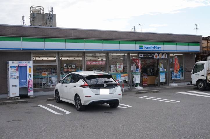 コンビニ　ファミリーマート（コンビニ）まで812m