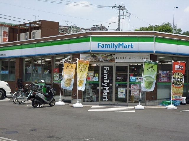 コンビニ　ファミリーマート（コンビニ）まで550m