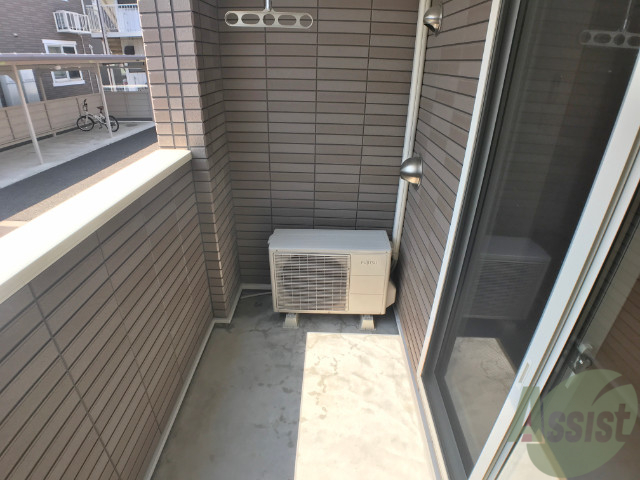 バルコニー　バルコニーは幅があり、広い印象を受けました。