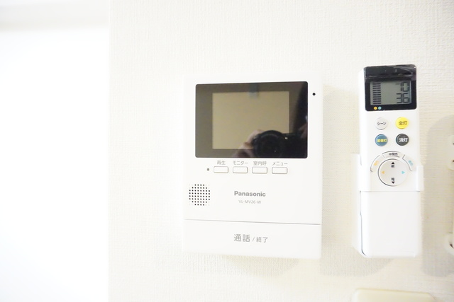 セキュリティ　来訪者の姿を確認できるＴＶモニター付インターホン設置済です！