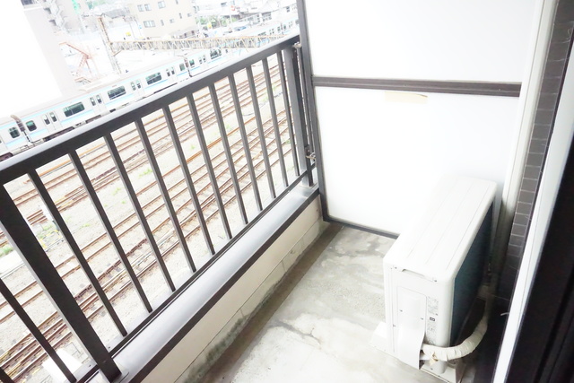 バルコニー　バルコニーがあるので洗濯物を太陽の下で干すことができます♪