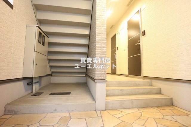 エントランス　毎日通る場所だからこそ、洗練された空間に