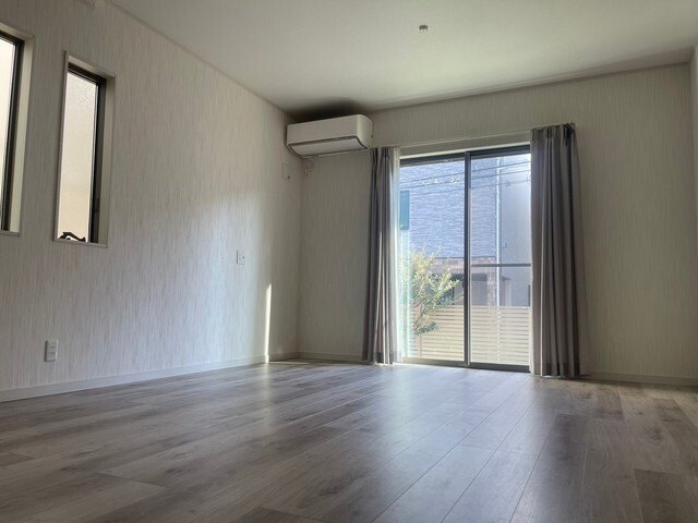 居室・リビング　２面採光のリビング