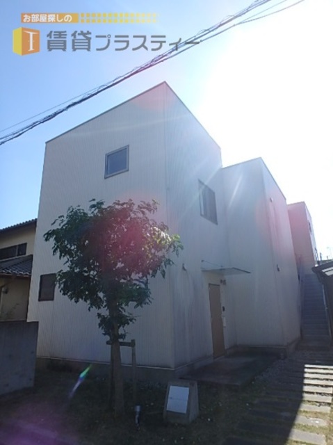 建物外観　眩しい太陽がお似合いのオシャレアパート。