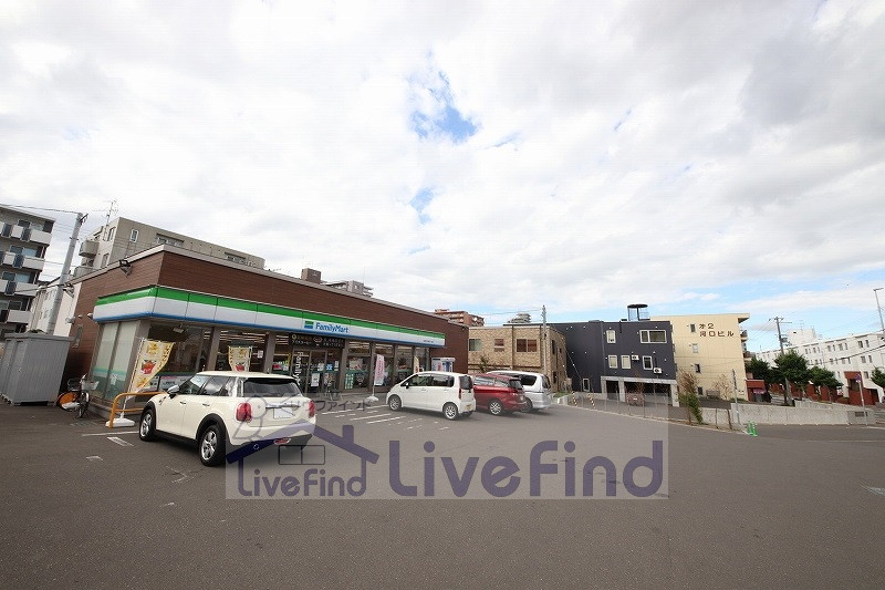 コンビニ　ファミリーマート札幌白石本通3丁目店（コンビニ）まで225m