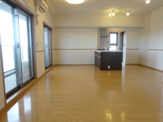 居室・リビング　お洒落な照明と広いリビングです。