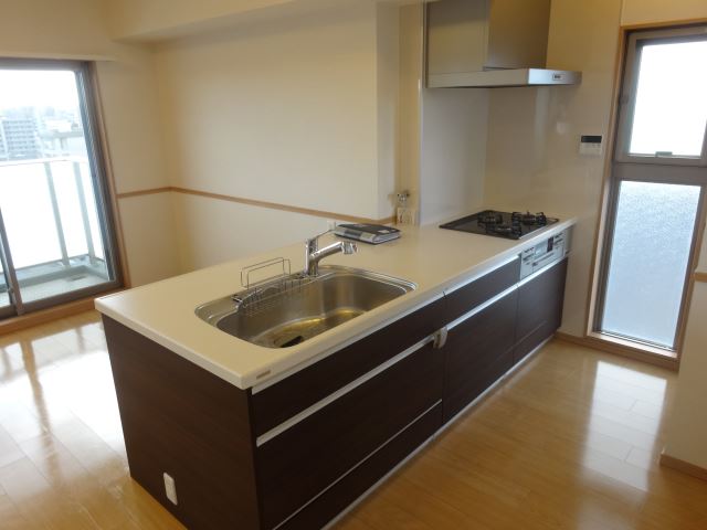 キッチン　カウンターキッチン、システムキッチン、キッチンスペースに窓