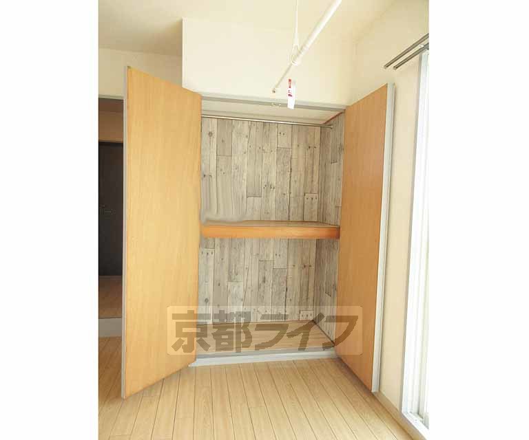 収納　おしゃれな壁紙の押入れです