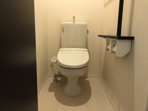 トイレ　同物件別部屋の写真になります。間取り反転の可能性あり。