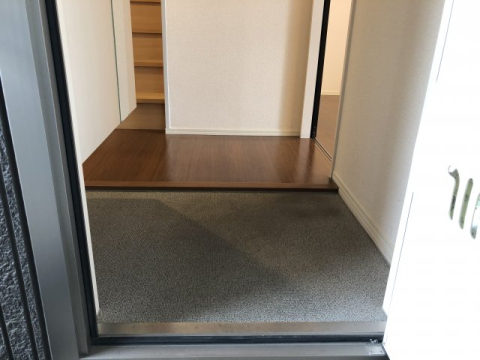 玄関　同物件別部屋の写真になります。間取り反転の可能性あり。