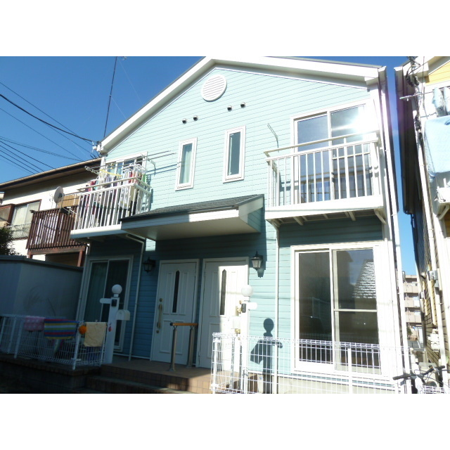 建物外観　色違いで４棟建ち並ぶ輸入住宅ミルクリーク