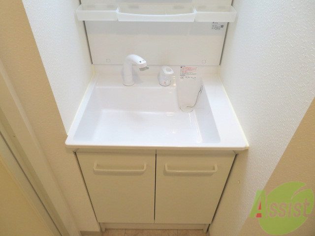 洗面設備　シャワー付洗面化粧台で朝の身支度も便利ですよ。