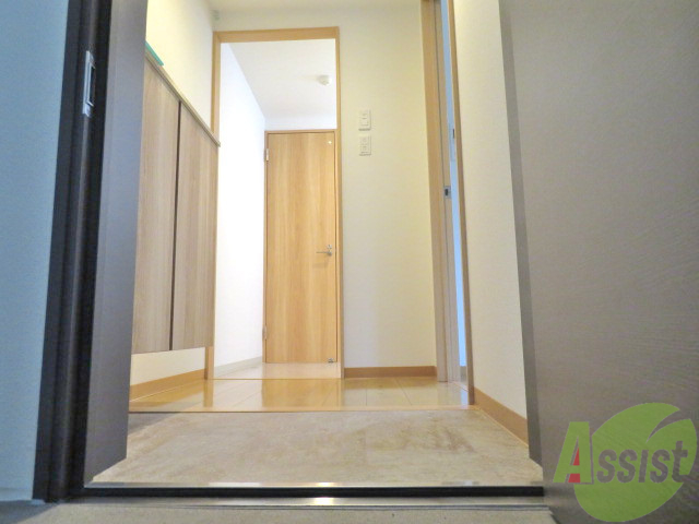 玄関　玄関からの目線です。明るい光がさしこんでいいですね。