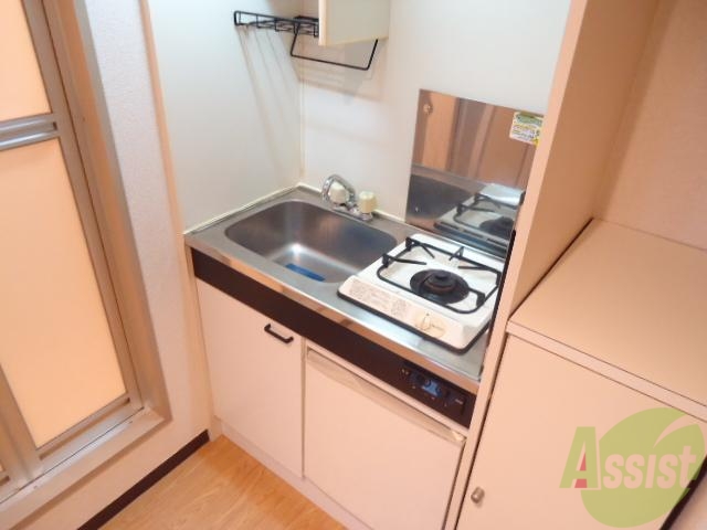 キッチン　一人暮らしにピッタリサイズ掃除もらくらくです。