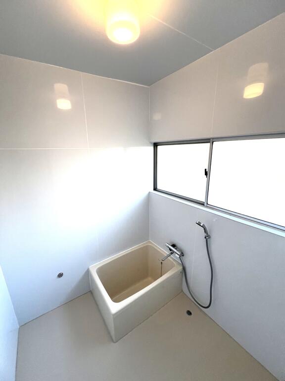 バス・シャワールーム　浴室は窓付きで防カビ対策♪
