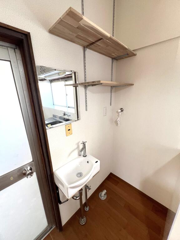 洗面設備　新設した洗面・洗濯機置き設備♪上部の棚は可変式♪