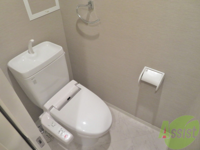 トイレ　白い清潔感のあるトイレは落ち着きますね。