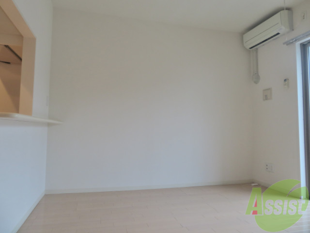 居室・リビング　白を基調とした壁紙で室内も広く見えますね