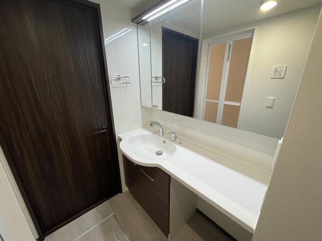 洗面設備　大きめの洗面台です。