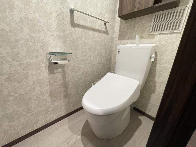 トイレ　シャワー付きトイレです。