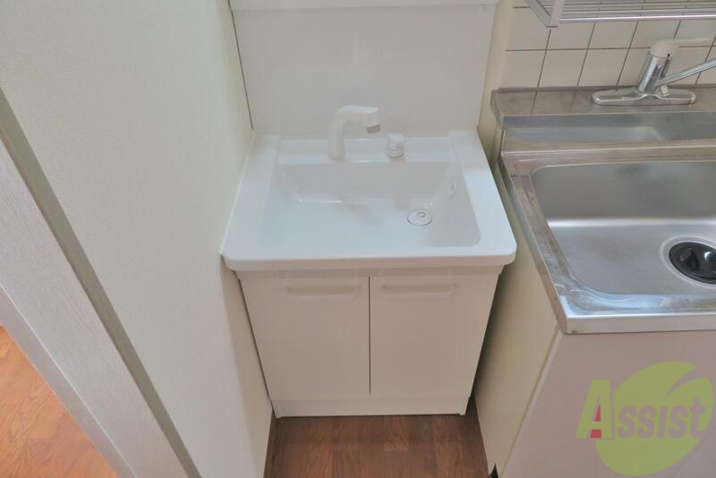 洗面設備　洗面は独立タイプで、洗髪可能なので朝の準備も捗りそう。