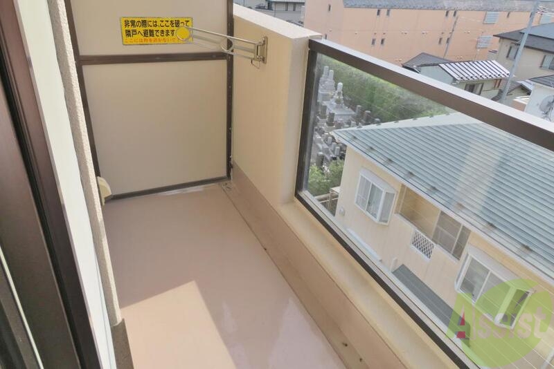 バルコニー　バルコニーは広々で、洗濯物を干すときも楽そうです。