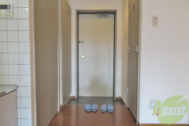 玄関　玄関周りです。左手には収納、右手はお手洗いです。