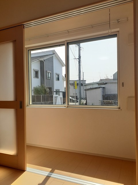 バルコニー　サンルームがあり、天候を気にせず洗濯物が干せます。