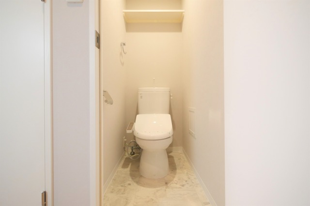 トイレ　落ち着いた色調のトイレです