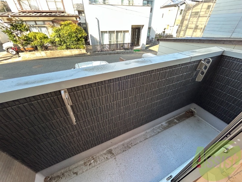 バルコニー　バルコニーもございます。長さも幅もちょうどいい広さですね。