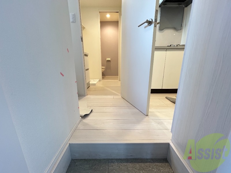 玄関　玄関から撮影しました。お部屋の明るさが伝わりますね。