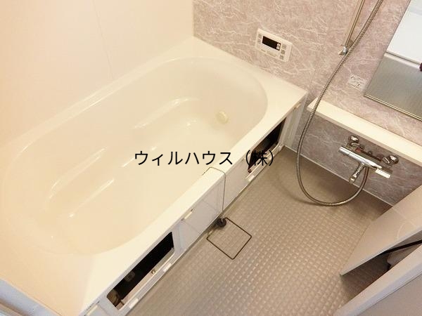 バス・シャワールーム　浴室乾燥機、追焚機能付の広々バスルーム！